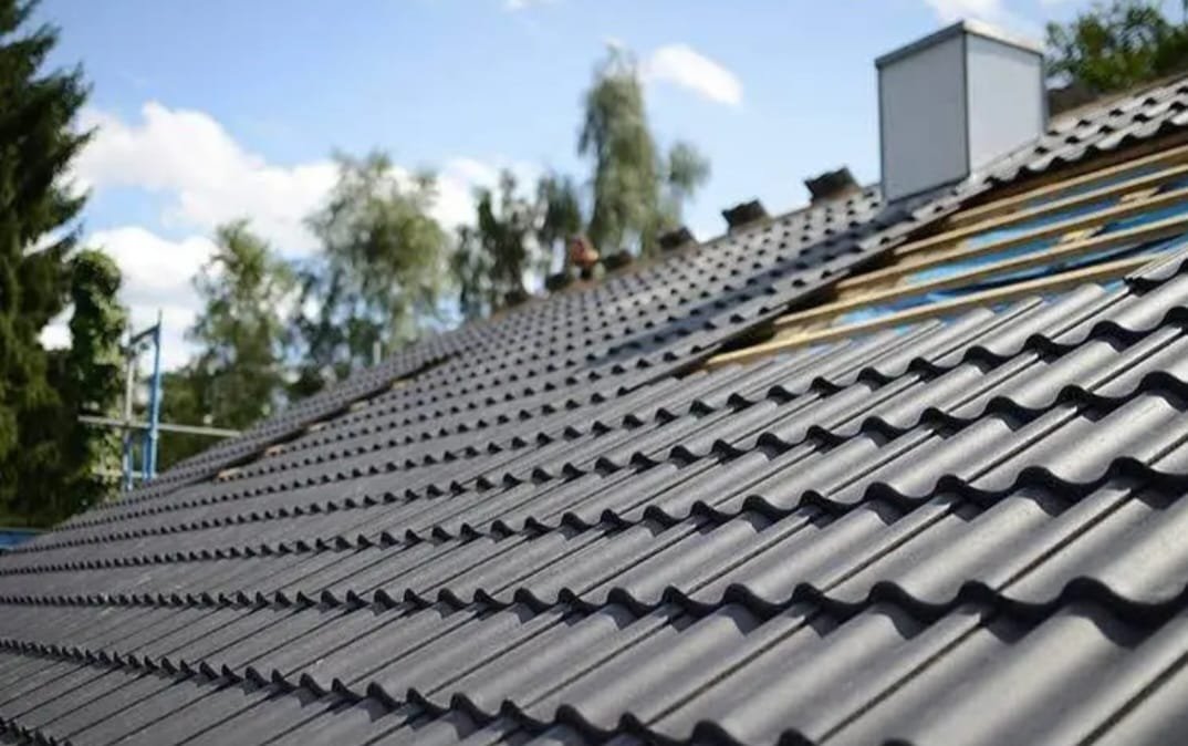 Detaliu tigla metalica montata dupa reparatie