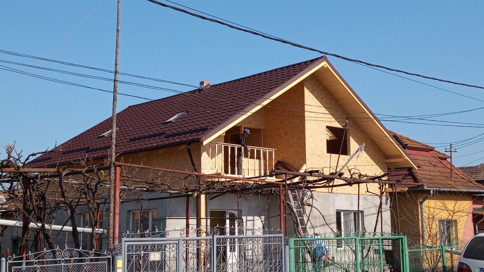 Casa cu acoperis nou montat